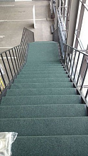 Ковровое покрытие для выставки с укладкой на лестницу